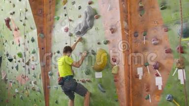 攀岩运动活动概念：攀岩者上墙。 室内攀岩运动活动概念：人工攀岩者